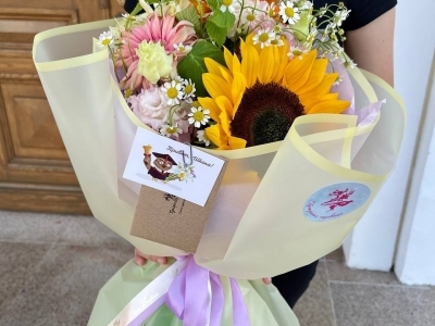 Букет с подсолнухом, герберами, эустомой, малиной и ромашками