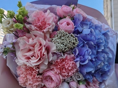 Букет из гортензии, французских и пионовидных роз, гвоздик и эустомы