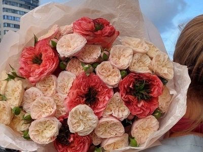 Букет из пионовидных роз Мандарин и Роял Блаш