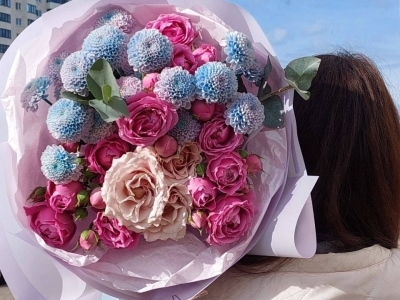 Букет из пионовидных роз, хризантем и эвкалипта