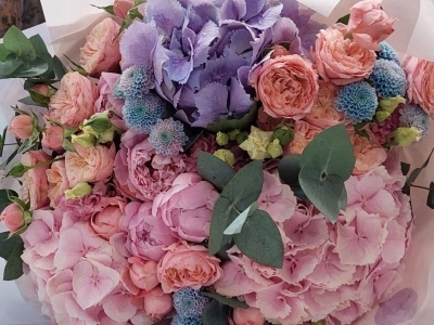 Букет с гортензией, пионовидных и кустовых роз, хризантем, пионов