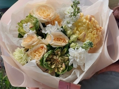 Букет с хризантемами Виенна Купер, розами различных сортов, гвоздиками, маттиолой, нериной