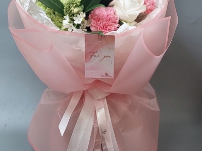 Букет с гортензией, розами и гвоздиками