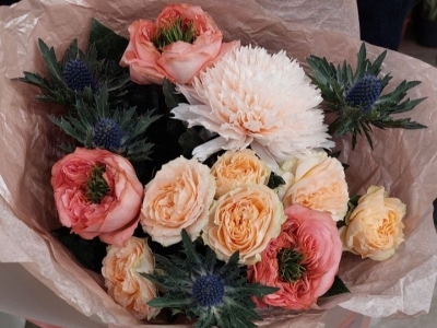 Букет с розами Мандарин, ирингиумом, хризантемами, пионовидными розами