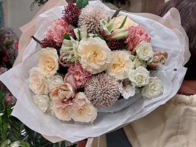 Букет с гвоздиками Брауни, хризантемами Дасти кафе, пионовидными розами, тюльпанами Брауни