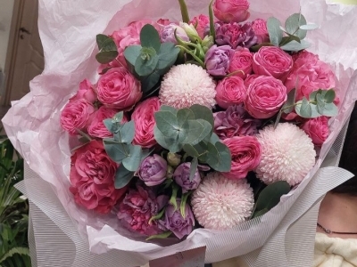 Букет с тюльпанами, хризантемами, эвкалиптом, пионовидными розами разных сортов