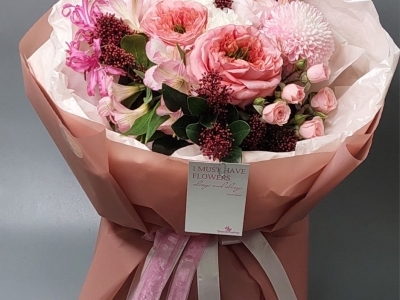 Букет с розами Мандарин, ранункулюсами, скиммией, нерине, хризантемами