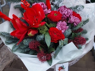 Букет зимний с амариллисами, нобилисом, сеиммией, гвоздиками Гипноз, хризантемами Бигуди, илексом