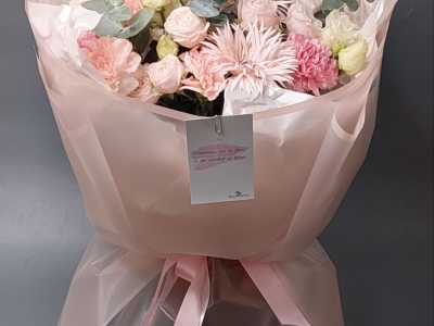 Букет с герберами, пионовидными розами, эустомой, гвоздиками, эвкалиптом