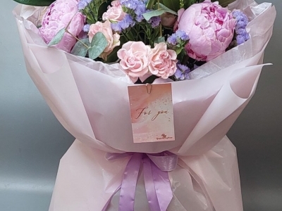 Букет с пионами Сара Бернар, пионовидными розами Свит флоу, статицей, скиммией, кустовыми розами