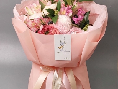 Букет с ранункулюсами, хризантемами Беби пинк, скиммией, альстромерией, нерине, пионовидными розами Софи