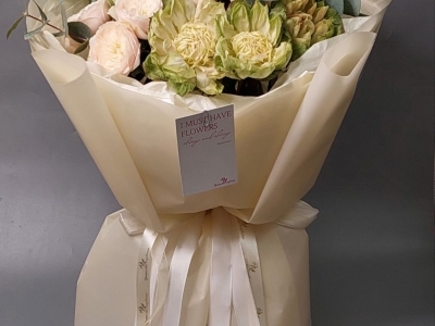 Букет с розами Вегги, пионовидными розами Дарлингтон, эвкалиптом