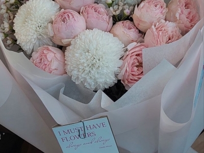 Букет из роз, хризантем и хамелациума