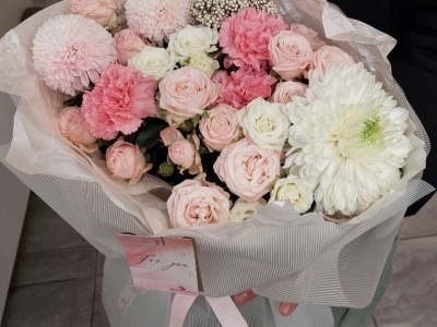 Букет с розами разных сортов, гвоздиками, хризантемами, озотамнусом