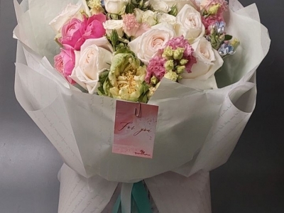 Букет из роз различных сортов, эустомы и твидии