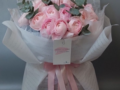 Букет с ранункулюсами и эвкалиптом