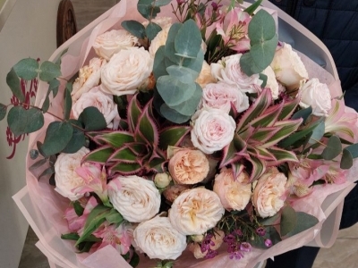 Букет с пионовидными розами Джентл Трендсеттер, Бомбастик, Софи, декоративным ананасом, хамелациумом, эвкалиптом