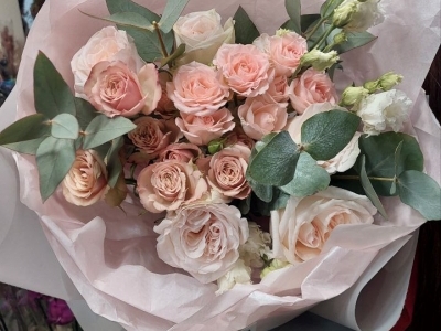 Букет с пионовидными розами Вайт Охара, Дастини, кустовой розой, эустомой и эвкалиптом