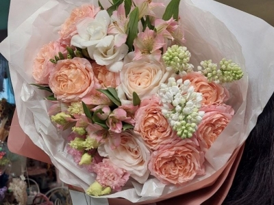 Букет с сиренью, розами разных сортов, альстромерией, фрезией и эустомой