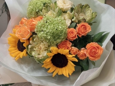 Букет с подсолнухами, вибурнумом, пионоаидной розой Коралл Шарм,  розами Вегги