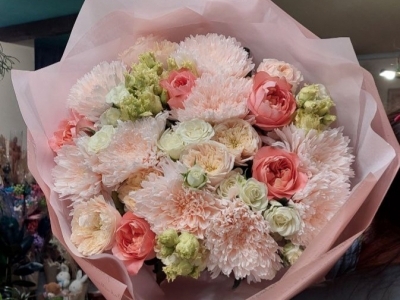 Букет с хризантемами Спайдер пич,  эустомой,  пионовидными розами Дарлингтон, кустовыми розами Сноу флейк и Драгонфлай