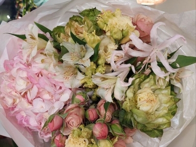 Букет с гортензией, пионовидными розами Вегги, кустовыми розами, альстромерией, эустомой, нерине