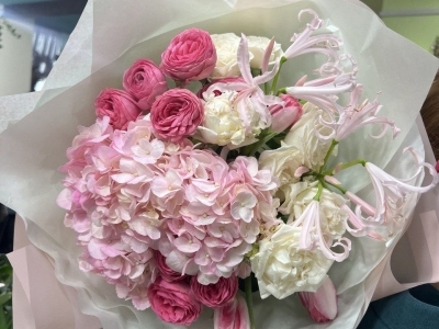 Букет с гортензией, пионовидными розами, тюльпанами, нерине