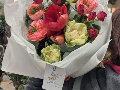 Букет с розами Вегги, Мандарин и Ред Трендсеттер, амарилисами, эвкалиптом