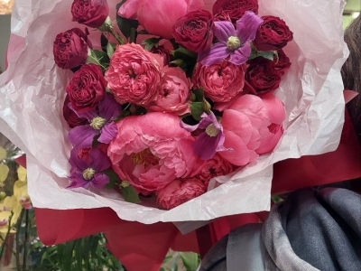 Букет с пионами Коралл шарм, пионовидными розами Джульетта расберри,  клематисом