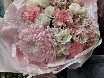 Букет с хризантемами Ту-ту, сиренью, фрезией, пионовидными розами Мисс Бомбастик, гвоздиками