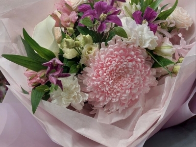 Букет с хризантемами Ту-ту, клематисами, пионовидными розами Софи, альстромерией, каллами, маттиолой