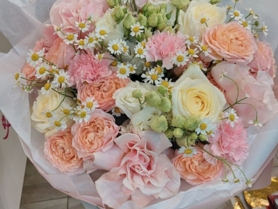 Букет с французскими и пионовидными розами, эустомой, гвоздиками и ромашками