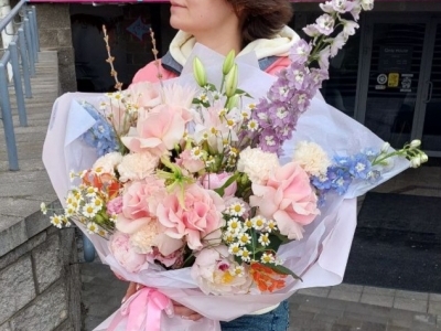 Букет с дельфиниумом, эустомой, танацетумом, гвоздиками,  пионами,лилиями, глориозой, форзицией, французскими розами