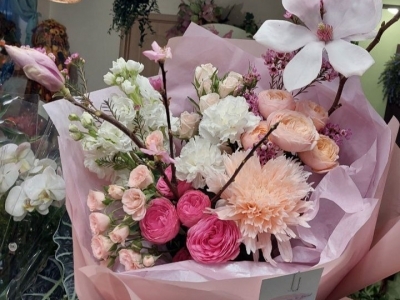 Букет с магнолией, розами Жизель, Леди Элла, Свит Сара, хризантемами Спайдер пич,  хамелациумом, прунусом