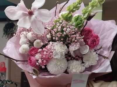 Букет с магнолией, молюцеллой, хризантемами Супербоул,  пионовидными розами Жизель, гипсофилой