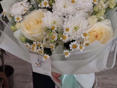 Букет с пионовидными розами Кендл лайт, хризантемами, эустомой, танацетумом