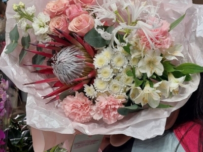 Букет с протеей, пионовидными розами Дестини, нерине, маттиолой, альстромерией, гвоздиками, кустовыми хризантемами