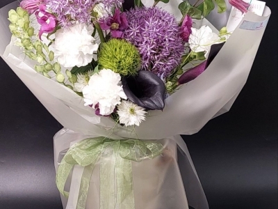 Букет с каллами, аллиумом, клематисом, гвоздиками Грин трик, диантусами, яруткой