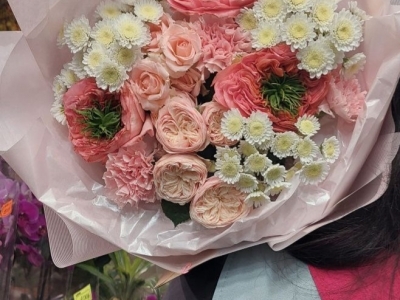 Букет с пионовидными розами Мандарин,  Роял блаш, диантусами, хризантемами Сталлион