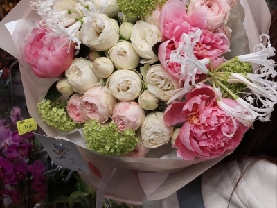 Букет с пионовидными розами Менсфилд парк и вайт, нерине, пионами Сальмон этчед, вибурнумом