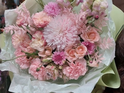 Букет с пионовидными розами Роял Блаш,  рускусом, васильками, гвоздиками