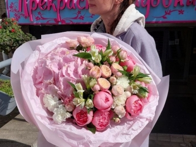 Букет с гортензией, розами Роял шарм, пионами Сальмон, гвоздиками, альстромерией