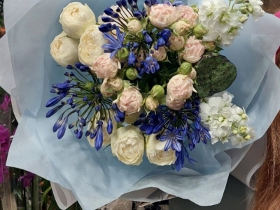 Букет с пионовидными розами Менсфилд вайт, Ля ви, лотосом, агапантусом, маттиолой