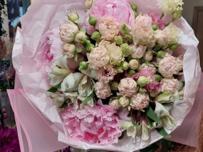 Букет с пионами Сара Бернар, пионовидными розами Ля ви, эустомой, альстромерией