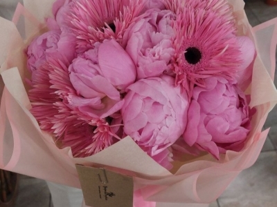 Букет с пионами Диннер плейт и герберами