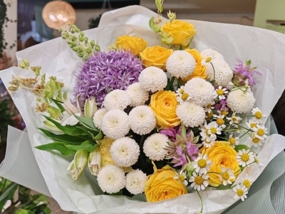 Букет с розами Луна Трендсеттер, аллиумом, фитолаккой, танацетумом, хризантемами Ньютон, альстромерией, буплерумом