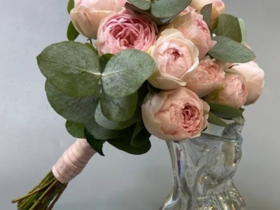 Свадебный букет из пионовидной розы Менсфилд парк и эвкалипта