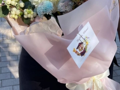 Букет в школу с георгинами, хризантемами, малиной