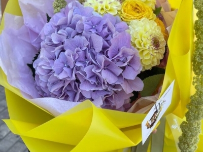 Букет цветов в школу с гортензией, георгинами, розами, амарантом