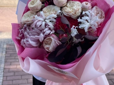 Букет цветов в школу с хризантемой Виенна Пинк, розами, нерине, котинусом